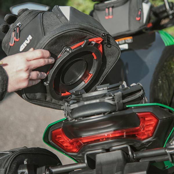 EASY07_tanklock-bag_ambient_008_givi_kawasaki-z900