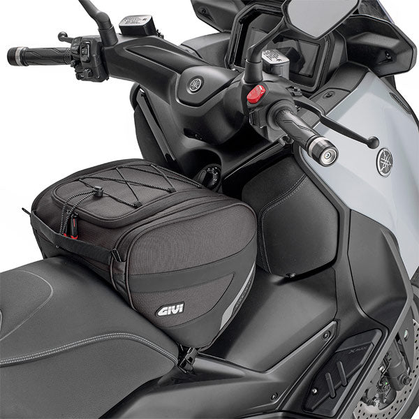 EASY15_tunnel-bag_mounted-on_givi_yamaha-xmax300te